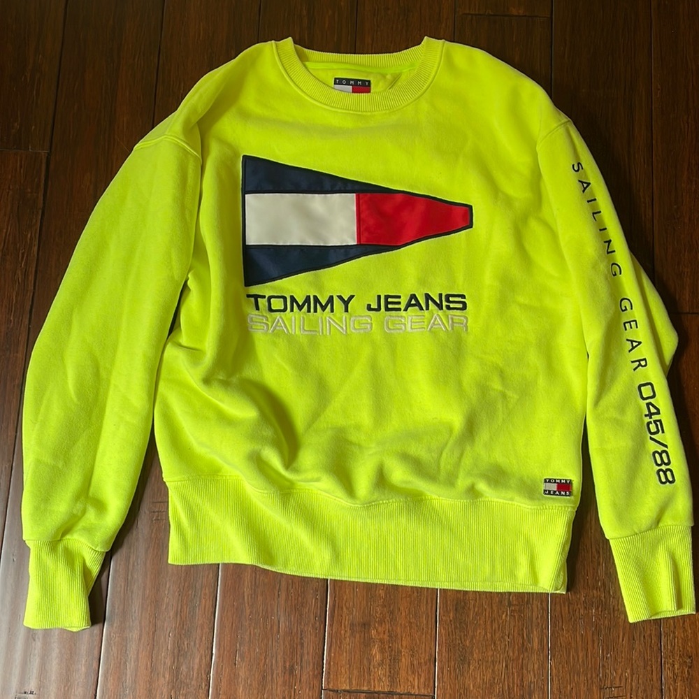 Tommy Hilfiger Men’s Sweatshirt.  Size L.  Yellow